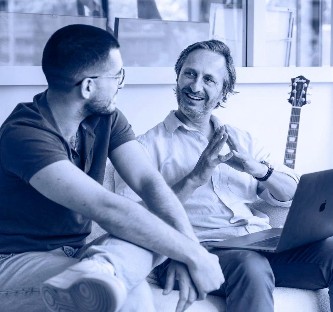 Stefan Blonk in conversation with a colleague