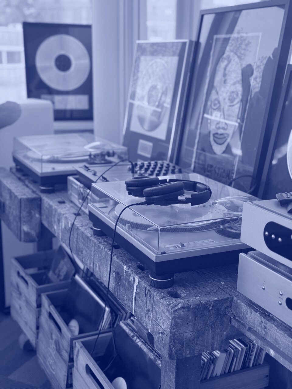 Turntables and records in the Blonk.NU office